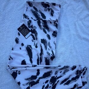 Ozzie High Rise Black & white pattern Legging, Size XL, never been worn